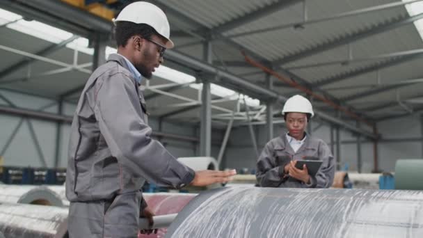 Красивые Афроамериканские Рабочие Используют Планшетное Устройство Проверке Качества Производимых Промышленных — стоковое видео