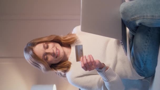 Vista Vertical Mulher Caucasiana Usando Seu Cartão Crédito Durante Compras — Vídeo de Stock