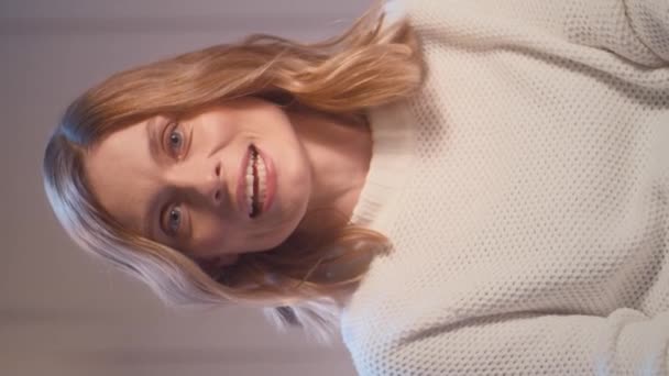 Porträtt Vacker Vit Kvinna Med Blont Hår Som Aktivt Berättar — Stockvideo