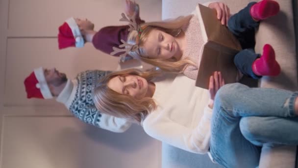 Amare Famiglia Caucasica Passare Una Serata Vacanza Casa Madre Premurosa — Video Stock