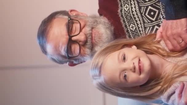 돌보는 코카서스 성숙한 할아버지의 초상화 귀여운 손녀를 집에서 주말을 보내는 — 비디오