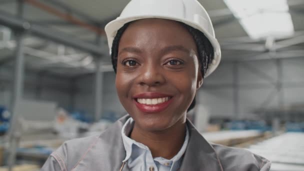 Retrato Encantador Ingeniero Afroamericano Una Mujer Que Sonríe Con Alegría — Vídeos de Stock
