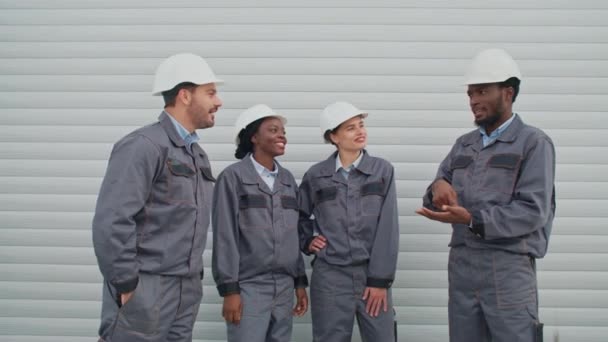 Zooma Från Multietniska Arbetare Som Kommunicerar Nära Stor Fabrik Teamet — Stockvideo