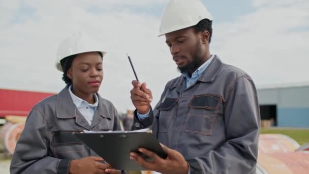 Deux Ingénieurs Afro Américains Portant Uniforme Des Casques Discutant Ensemble — Video