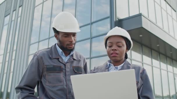 Krásná Afroameričanka Probírá Stavební Plán Svým Spolupracovníkem Venku Tvrdě Pracující — Stock video