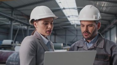 Kask takmış çalışkan beyaz insanlar dizüstü bilgisayarla çalışırken birbirleriyle konuşuyorlar. Genç işçiler fabrikalarındaki gelecekteki binaları tartışıyorlar. Endüstriyel iş geliştirme.
