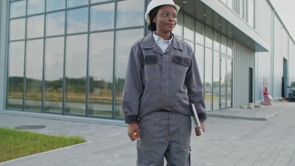 Вид Камеру Афроамериканського Інженера Або Новачка Шоломом Безпеки Робочою Уніформою — стокове відео
