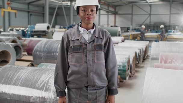 Charmante Afro Amerikaanse Vrouwelijke Werknemer Met Grijs Uniform Veiligheidshelm Staan — Stockvideo