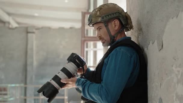Duvara Yaslanmış Gri Sakallı Beyaz Bir Erkek Profesyonel Kamerasındaki Her — Stok video