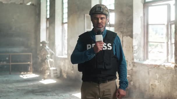 Δημοσιογράφος Κράνος Και Γιλέκο Δίνει Ζωντανή Συνέντευξη Στο Παρασκήνιο Στρατιώτης — Αρχείο Βίντεο