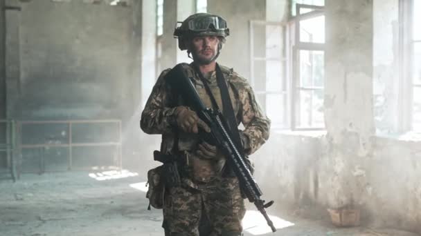 Caméra Avant Soldat Caucasien Avec Équipement Militaire Fusil Marine Réagissant — Video