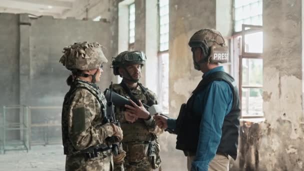 Soldati Senza Paura Uniforme Giubbotti Antiproiettile Che Rilasciano Interviste Giornalisti — Video Stock