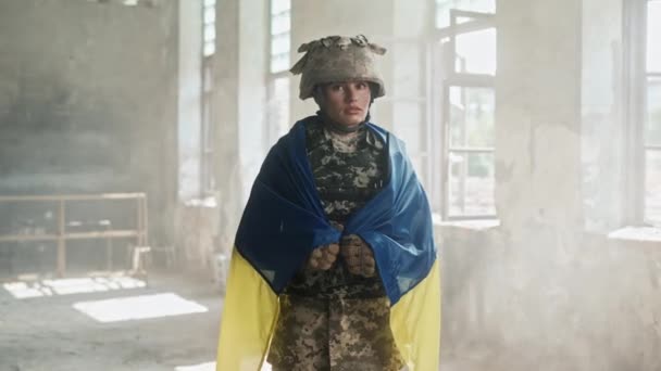 Jolie Femme Soldat Camouflage Casque Sécurité Couvrant Drapeau Ukrainien Alors — Video