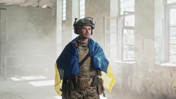 Hombre Felicidad Uniforme Militar Casco Protector Cubriéndose Con Bandera Ucraniana — Vídeo de stock