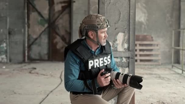 Militaire Fotojournalist Beschermende Apparatuur Maakt Foto Met Camera Verlaten Gebouw — Stockvideo