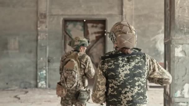 Zadní Pohled Dva Vojáky Uniformách Helmách Jak Rozhlížejí Opuštěné Budově — Stock video