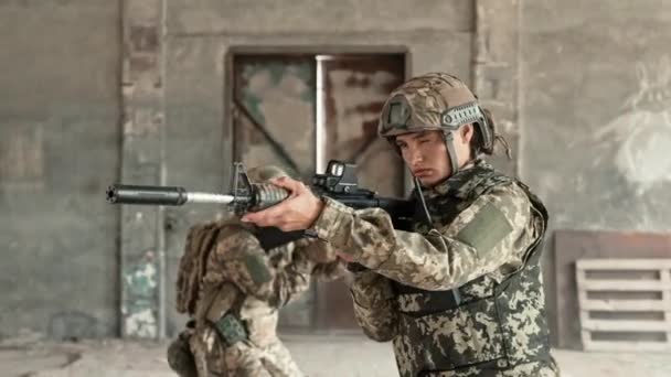 Soldados Com Armas Movendo Prédio Abandonado Durante Missão Combate Mulher — Vídeo de Stock