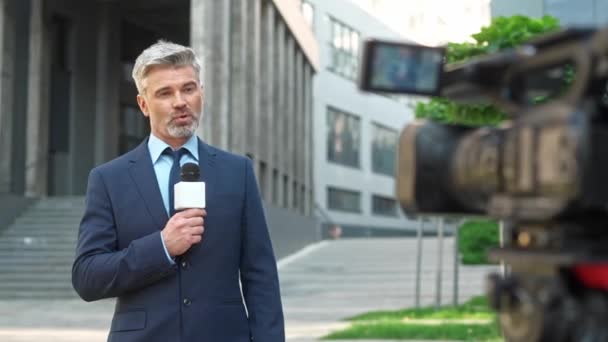Tampan Berita Kaukasia Mengenakan Setelan Elegan Biru Berbicara Mikrofon Wartawan — Stok Video