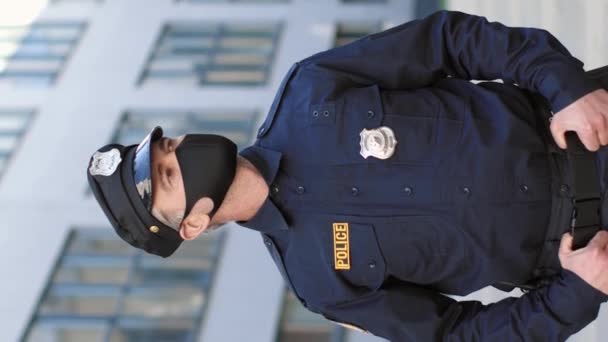 카메라를 의료용 마스크를 경찰관 거리에 머물고 심각하고 자신감을 마스크에 잘생긴 — 비디오