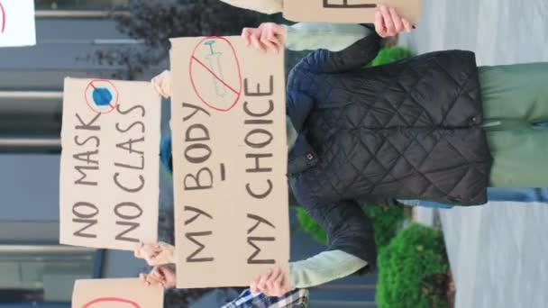 Lodret Skud Stop Vaccinekonceptet Diverse Unge Protesterer Mod Diskriminationsvaccination Mens – Stock-video