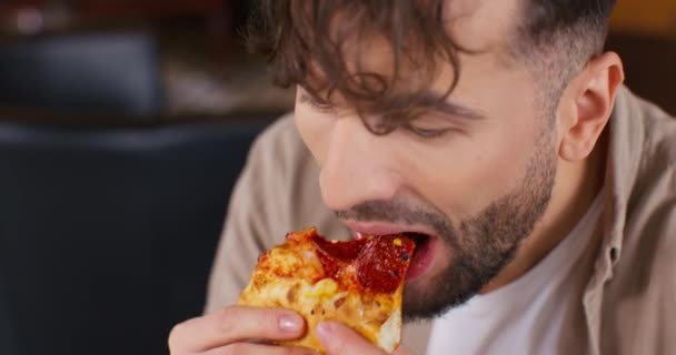 Retrato Homem Bonito Desfrutando Pizza Saborosa Café Jovem Macho Comendo — Vídeo de Stock