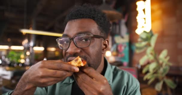 Portretul Omului Afro American Ochelari Care Țin Bucată Pizza Tipul — Videoclip de stoc