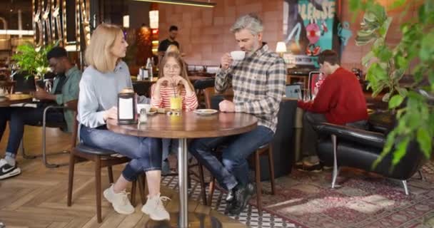 Ráközelít Elégedett Kaukázusi Családra Akik Nagyszerű Hétvégét Töltenek Kávézóban Vagy — Stock videók