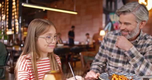 Omtänksam Stilig Far Berättar Skämt Till Sin Lilla Dotter Medan — Stockvideo