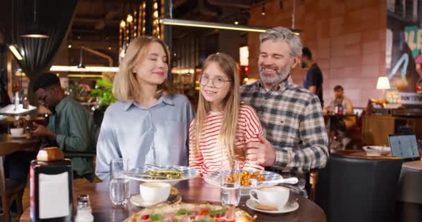 Kafe Masada Otururken Birbirine Sarılan Kafkas Ailesini Seviyorum Lokantadaki Lezzetli — Stok video