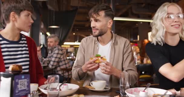 Gente Amable Sentados Juntos Mesa Comer Deliciosa Comida Bar Público — Vídeos de Stock