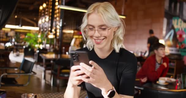 Kafkasyalı Sarı Saçlı Gözlüklü Akıllı Telefonuyla Sohbet Eden Bir Kadına — Stok video