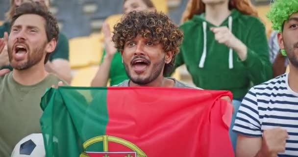 Positive Fans Skandieren Parolen Ihre Fußballmannschaft Unterstützen Schöner Hispanischer Mann — Stockvideo