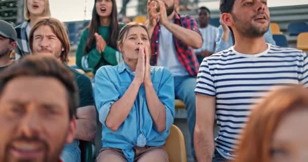 Junge Leute Spüren Einen Moment Der Anspannung Wenn Sie Fußballspiele — Stockvideo