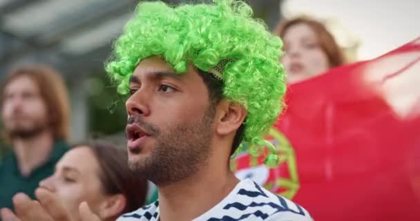 Vista Del Hombre Guapo Con Peluca Verde Viendo Partido Fútbol — Vídeos de Stock