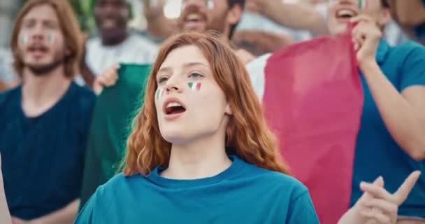 Charmante Kaukasierin Mit Roten Haaren Die Slogans Zur Unterstützung Ihres — Stockvideo