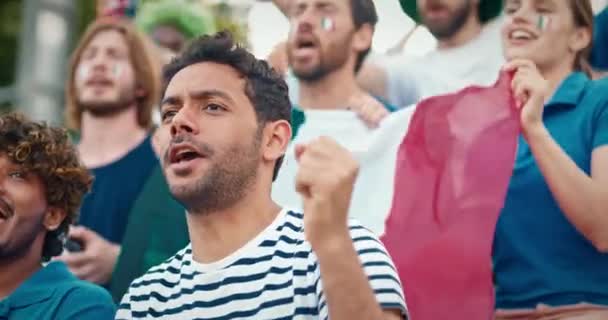 Portrét Pohledném Muži Mávající Italskou Vlajkou Při Sledování Sportovního Zápasu — Stock video
