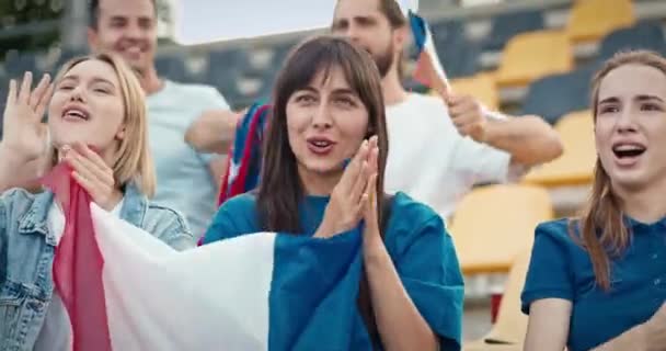 Емоційні Кавказькі Жінки Тримають Французький Прапор Сидячи Трибуні Люди Дивляться — стокове відео
