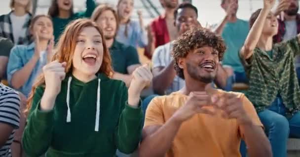 Arenadaki Çok Irklı Arkadaşıyla Futbol Maçı Izleyen Mutlu Bir Kadın — Stok video
