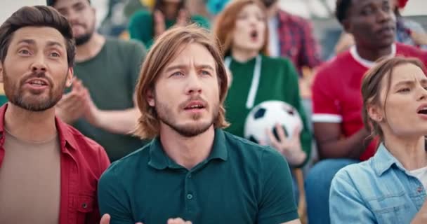 Skupina Fotbalových Fanoušků Fandí Svému Oblíbenému Týmu Stáncích Lidé Čekají — Stock video