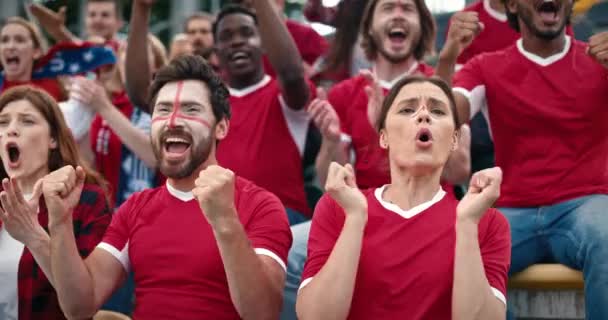 Pěkní Fanoušci Červených Tričkách Sedí Tribuně Lidé Sledují Fotbalový Zápas — Stock video
