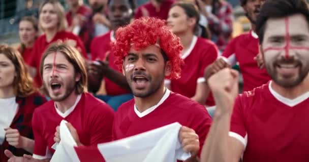 Eine Gruppe Multiethnischer Menschen Steht Auf Dem Stadion Und Feuert — Stockvideo