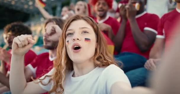 Krásná Běloška Rudými Vlasy Dvěma Německými Vlajkami Namalovanými Tvářích Jásající — Stock video