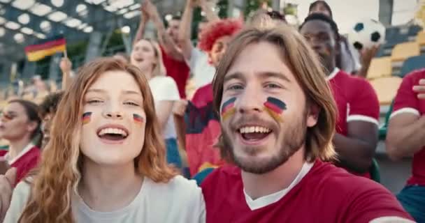 Kaukasisches Paar Brüllt Direkt Die Kamera Als Deutschland Bei Sportveranstaltungen — Stockvideo