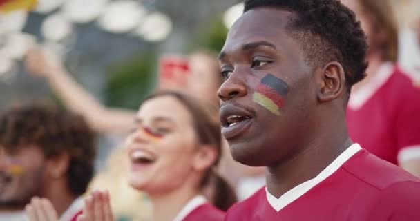 Вид Камеру Красивого Афроамериканського Чоловіка Червоній Футболці Німецьких Прапорах Намальованих — стокове відео