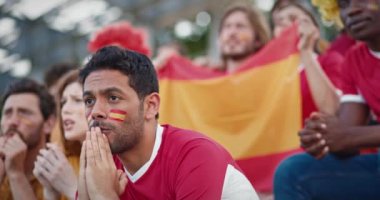 En sevdikleri spor takımı için endişelenen insanların yakın çekim görüntüleri. İspanyol milli takımını desteklemek. İnsanların yüzlerine İspanyol bayrakları çizilmiş. Oyunda başarılı sonuç üzerine tezahürat.