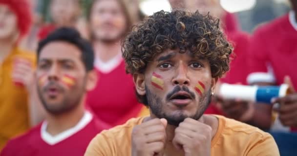 西班牙裔朋友在体育场大声欢呼的镜头 从对比赛结果的喜悦中开始鼓掌和欢呼 支持西班牙国家队 并在他们的脸上挂上西班牙国旗 — 图库视频影像