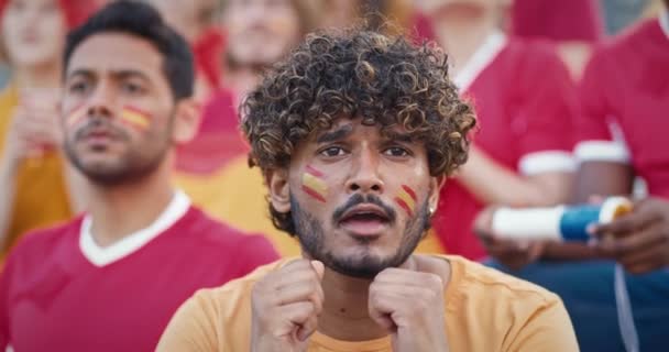 Nahaufnahme Eines Hispanischen Mannes Mit Lockigem Haar Der Seine Hände — Stockvideo