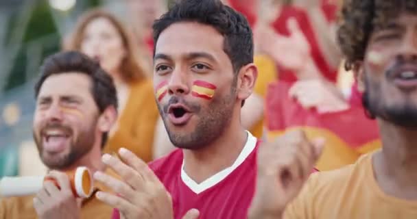 Eine Gruppe Multiethnischer Freunde Jubelt Auf Den Stadiontribünen Der Spanischen — Stockvideo