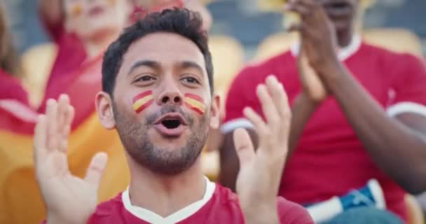 Porträt Eines Hispanischen Männlichen Fans Der Die Hände Klatscht Jubel — Stockvideo