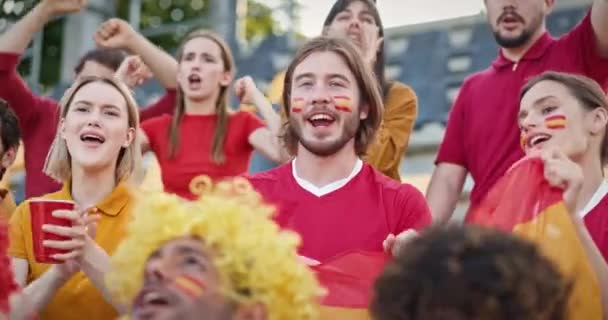 Skupina Přátel Jásá Tribunách Stadionu Mávají Španělskou Národní Vlajkou Tleskají — Stock video